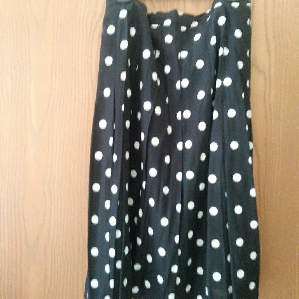 poke-a-dot pleated skirt supper in back